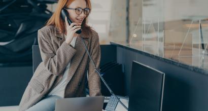 Professionnelle au téléphone dans son bureau